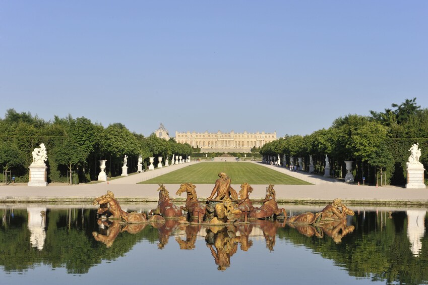 Palace of Versailles: Guided Tour & Transport from Paris