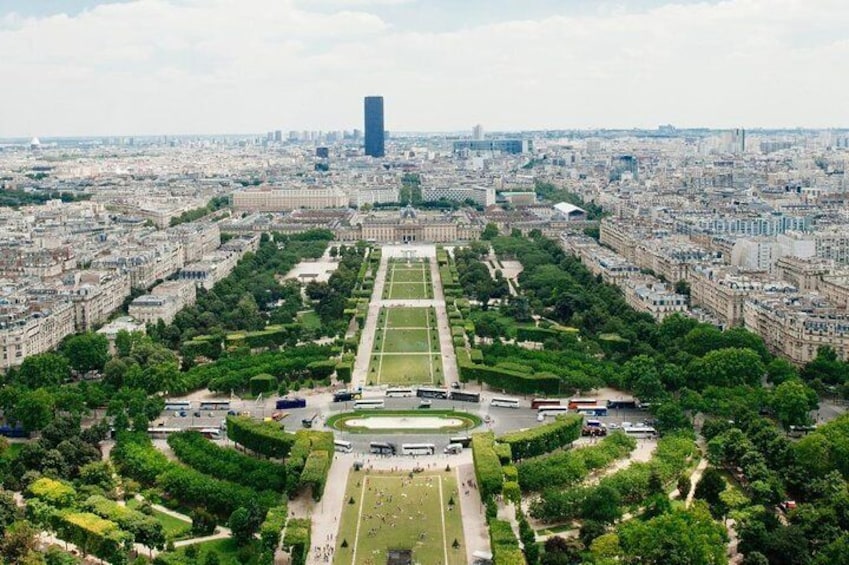 Eiffel Tower Skip the Line and Small Group Tour with Summit Access by Elevator 