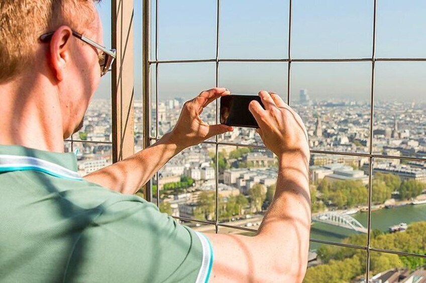 Skip-the-line: Eiffel Tower with Summit Accehttps://media-cdn.tripadvisor.com/media/attractions-splice-spp-720x480/06/75/b0/4f.jpgss