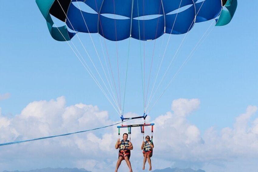 Parasailing in Waikiki Beach 