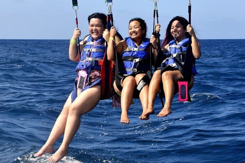 Parasailing in Waikiki Beach 