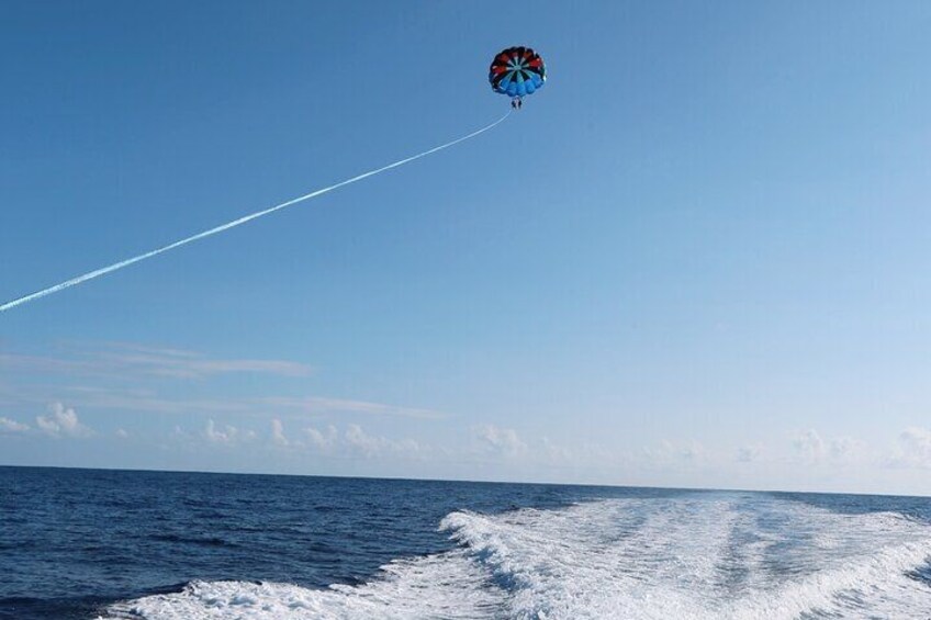 Parasailing in Waikiki Beach 