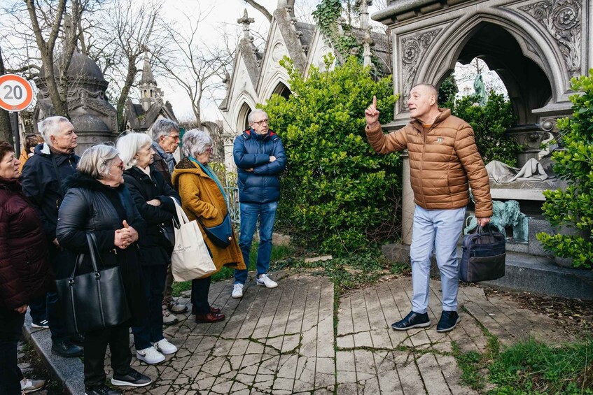 Picture 10 for Activity Paris: Pere Lachaise Cemetery Guided Tour