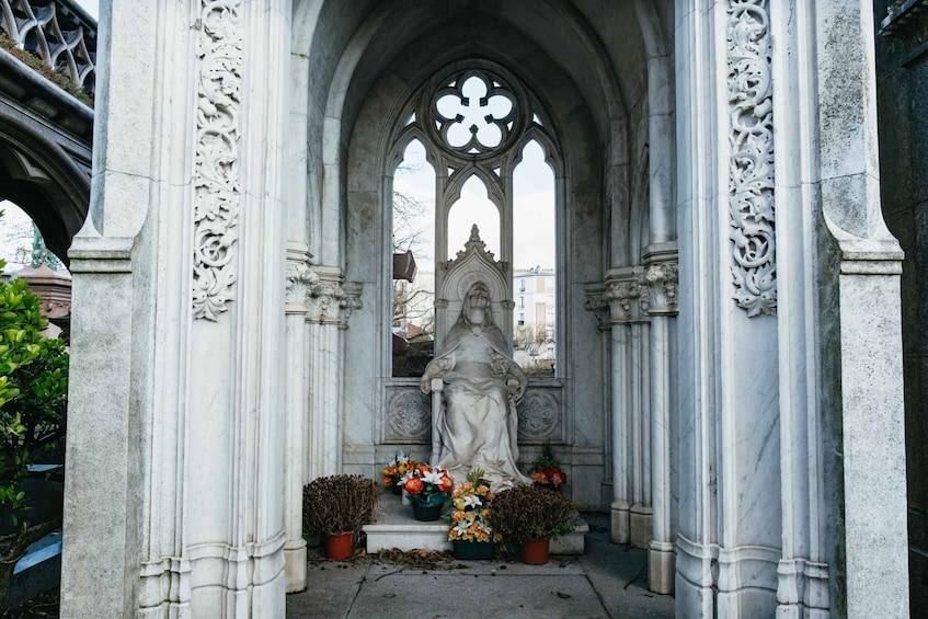 Picture 10 for Activity Paris: Pere Lachaise Cemetery Guided Tour