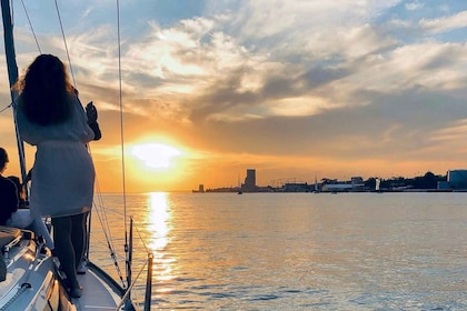 Lissabon: Privétocht bij zonsondergang op een luxe boot op de rivier de Taa...