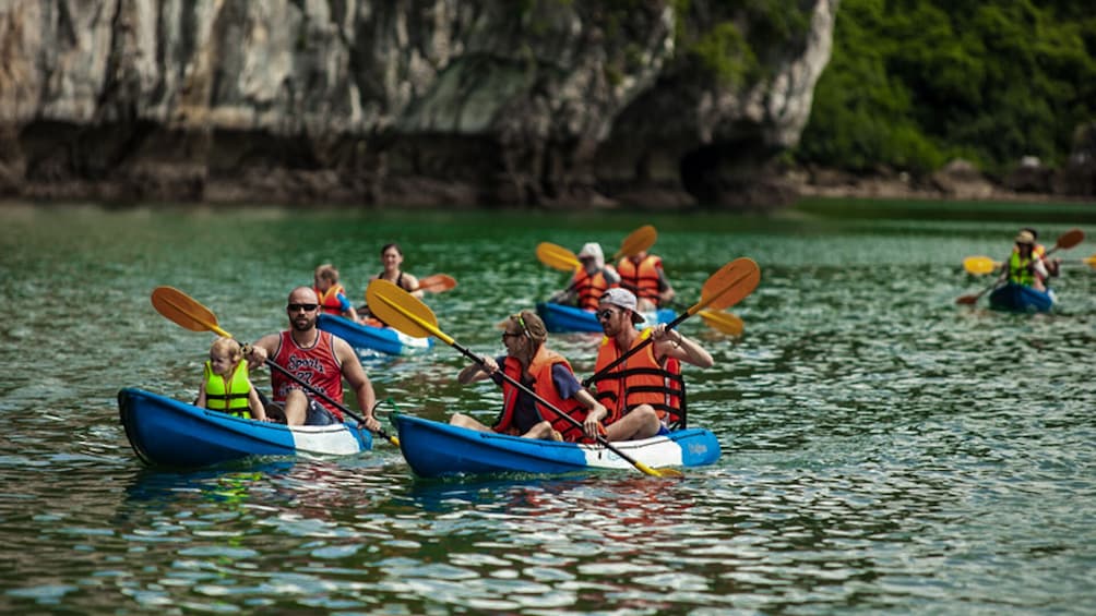 正在顯示第 4 張相片,共 10 張。 Full-Day Ha Long Bay Boat Excursion from Hanoi