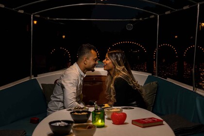 Ámsterdam: tour privado romántico en barco nocturno con Prosecco