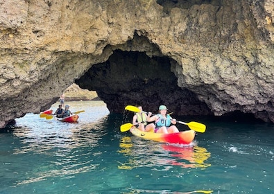 Albufeira: experiencia de kayak de 2 horas en cuevas y acantilados