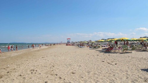 Rimini: Beach 42 Experience with Umbrella and Drink