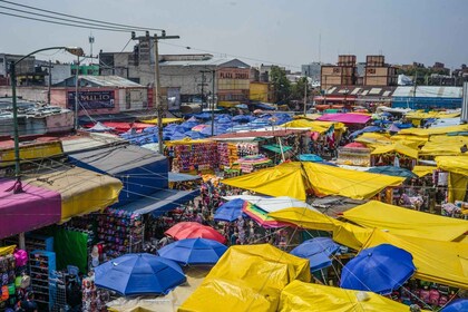 Mexico City: Market and Beyond Walking Tour with Tastings