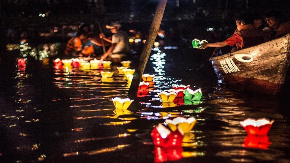Small-Group Enjoy Mysterious Hoi An Ancient Town-Night Tour