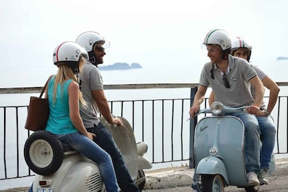 Visite privée panoramique de Naples en Vespa ancienne