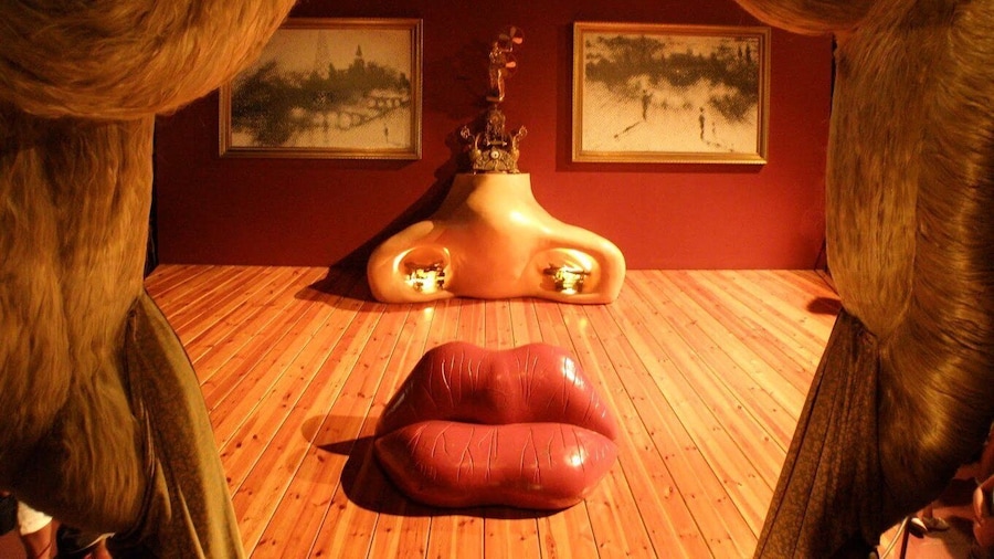 From Girona: Dalí Museum and Girona Small Group Tour