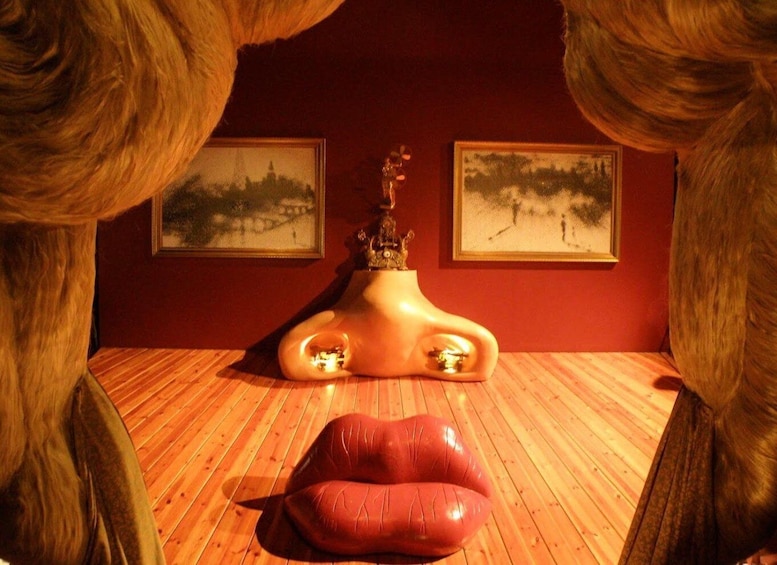 From Girona: Dalí Museum and Girona Small Group Tour