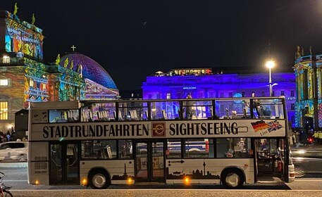 Berliini: Berlin: Night Bus Tour with Live Commentary