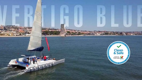 Lisbona: Noleggio di un catamarano privato per un massimo di 18 persone