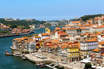 Au départ de Lisbonne : Visite de la ville de Porto et dégustation de vins