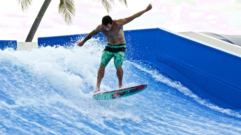 Man performing tricks on the flowrider wave generator in Aquaworld Cancun