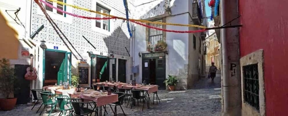 Picture 4 for Activity Lisbon: Vintage vehicle replica Private Tour