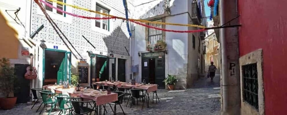 Picture 4 for Activity Lisbon: Vintage vehicle replica Private Tour