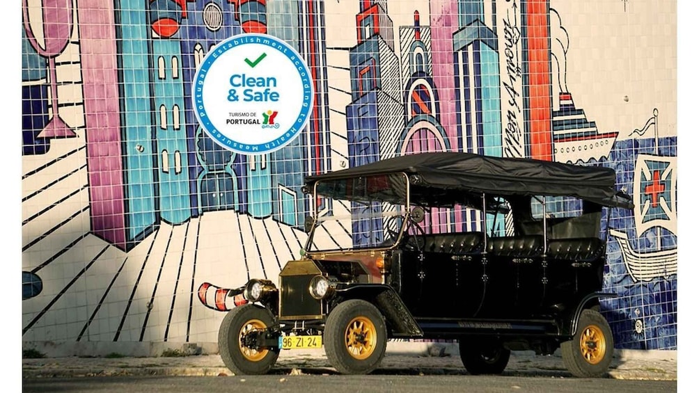 Lisbon: Historical Replica Vintage Car Tour