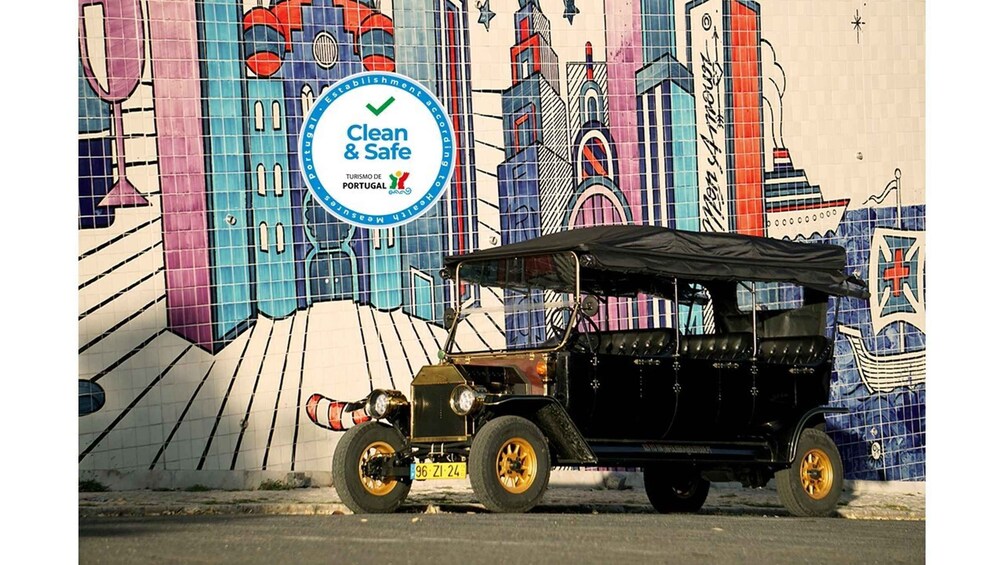 Lisbon: Vintage vehicle replica Private Tour