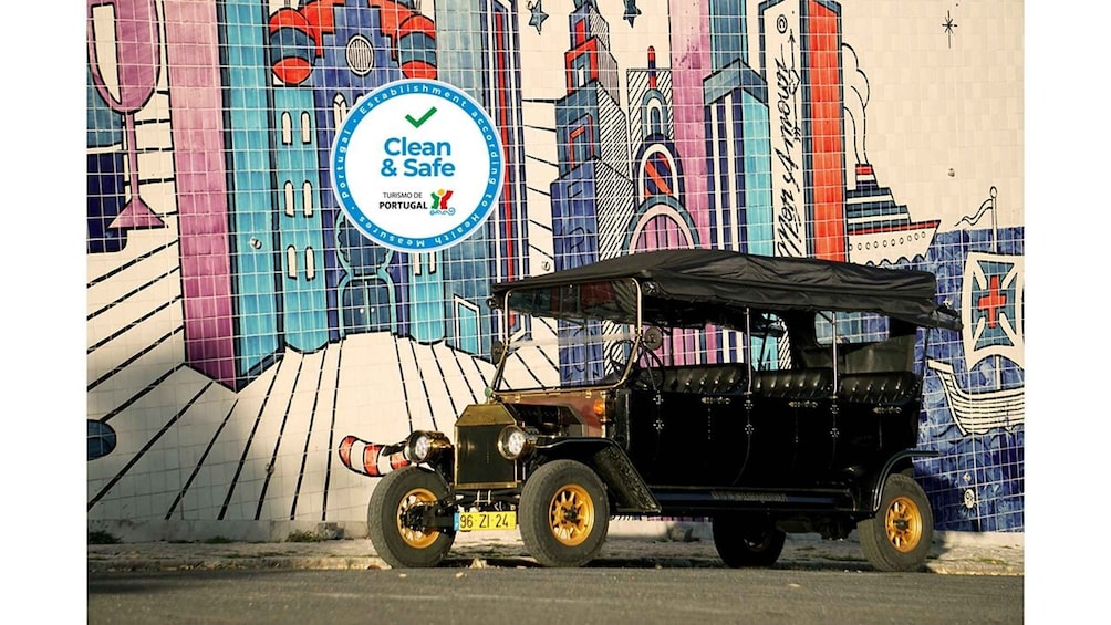 Lisbon: Vintage vehicle replica Private Tour