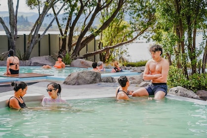 Experiencia de baños minerales geotérmicos: piscinas tipo pabellón para más...