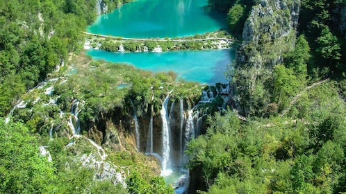 จาก Zadar: รถรับส่งไป-กลับ Plitvice Lakes