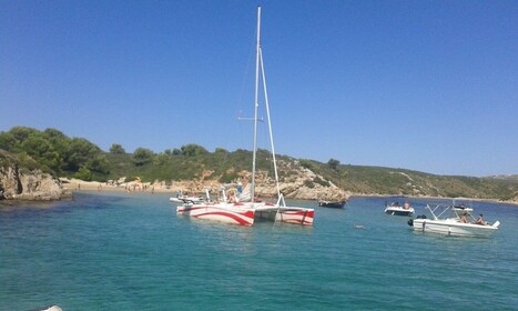 Fra Fornells: Halvdagstur med Menorca-katamaran og snorkling