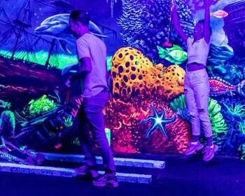 Amsterdam : expérience de mini-golf 12 trous qui brillent dans le noir