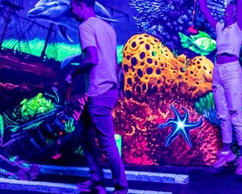 Amsterdam : expérience de mini-golf 12 trous qui brillent dans le noir