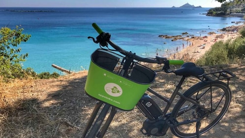 E-Bike Self-Guided Tour Schleife Ajaccio entlang türkisfarbener Gewässer