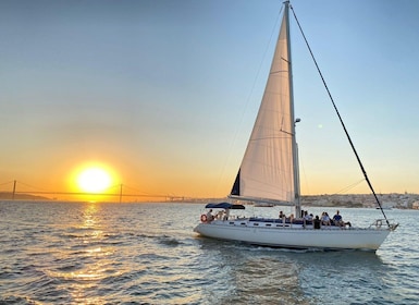 Lisbona: Tour in barca a vela sul fiume Tago