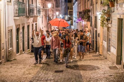 Lisbon: Pub Crawl with Open Bar and VIP Club Entry