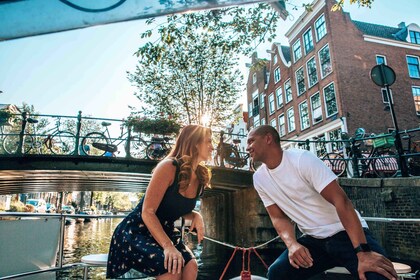 Amsterdam: Romantic Canal Tour with Bubbly
