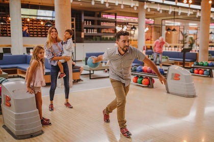 Maspalomas: Bowling Session Entry Ticket at Holiday World