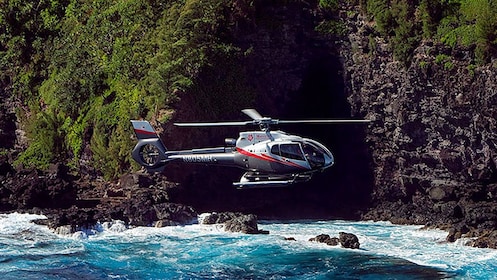 North Shore & Hana Rainforest Helikopterikierros Taro Plantation laskeutumi...