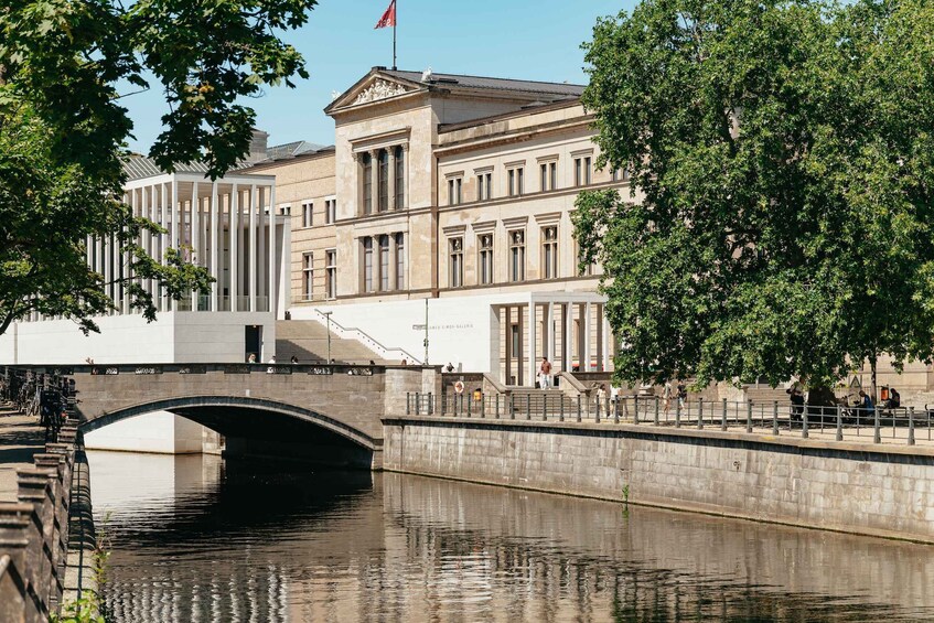 Picture 9 for Activity Berlin: 1-Hour City Tour by Boat with Guaranteed Seating