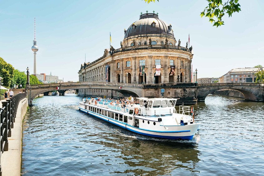 Berlin: 1-Hour City Tour by Boat with Guaranteed Seating