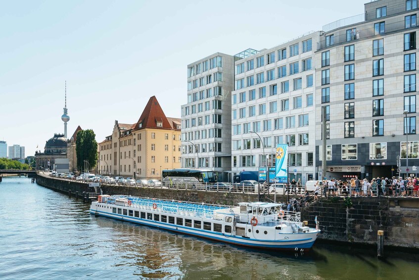 Picture 18 for Activity Berlin: 1-Hour City Tour by Boat with Guaranteed Seating