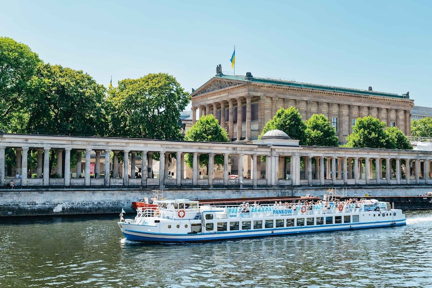 Picture 4 for Activity Berlin: 1-Hour City Tour by Boat with Guaranteed Seating