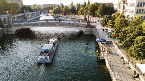 Berlin: Evening Sightseeing River Cruise on the Spree