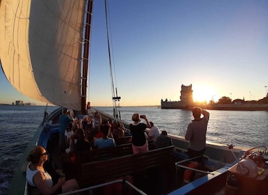 Lissabon: Sonnenuntergangskreuzfahrt auf dem Tejo in einem traditionellen S...
