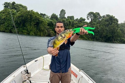 Fishing at the Panama Canal / VamoDpesca