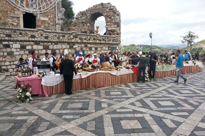 White lotus tour best of Taormina Giardini Naxos and Isolabella