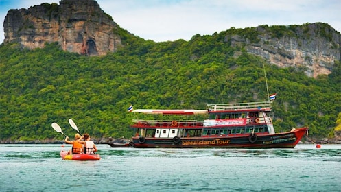 Samui eiland tour naar Angthong Marine Park per grote boot met kajakken & l...