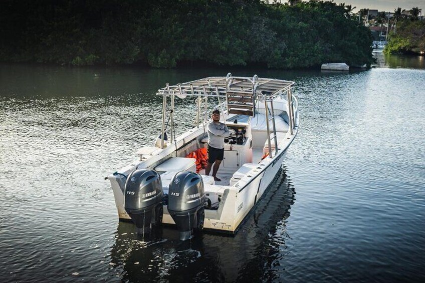 Fast comfortable well equipped transport for day cruise, adventures or trips to Playa Chica Locca. 