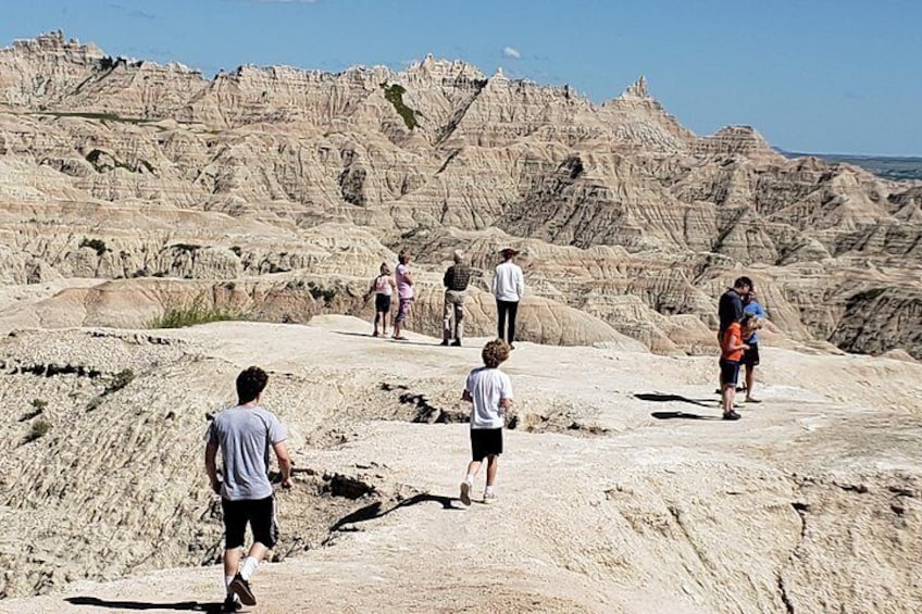 Short hikes and scenic overlooks in the Badlands
