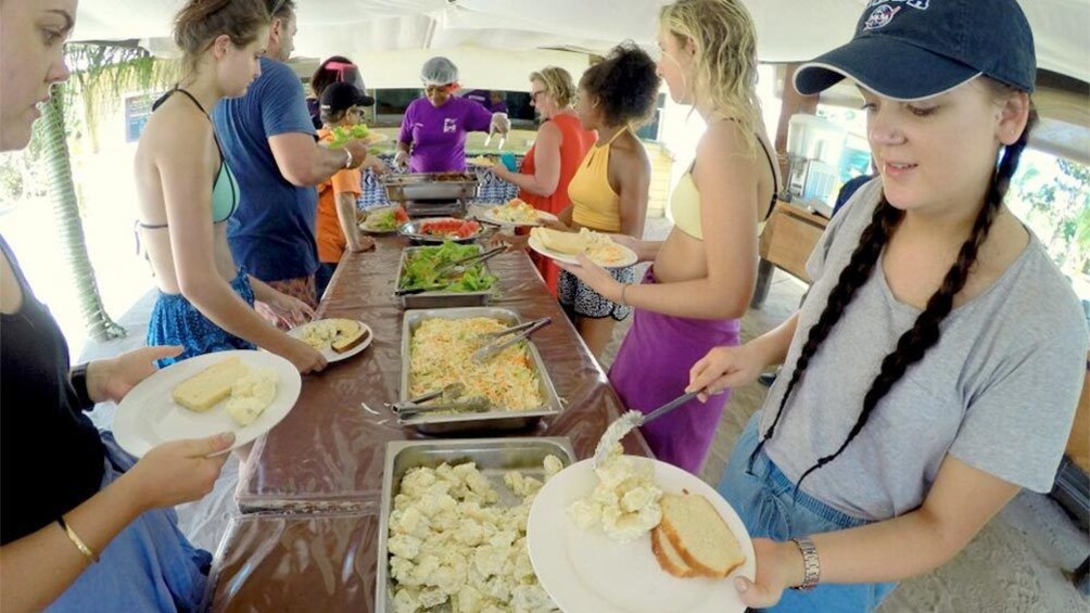 Group eating on the Robinson Crusoe Village & Crab Catching Tour in Fiji 